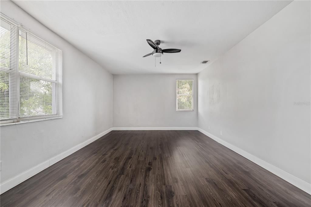 Active With Contract: $1,549 (2 beds, 1 baths, 915 Square Feet)