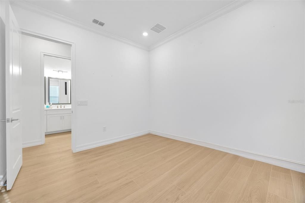 Activo con contrato: $989,000 (4 camas, 3 baños, 3292 Pies cuadrados)
