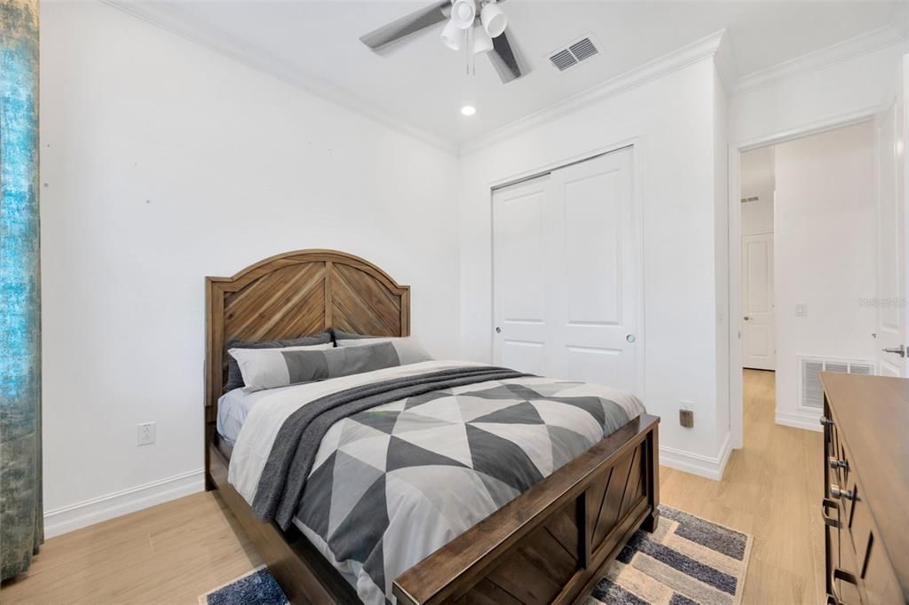 Activo con contrato: $989,000 (4 camas, 3 baños, 3292 Pies cuadrados)