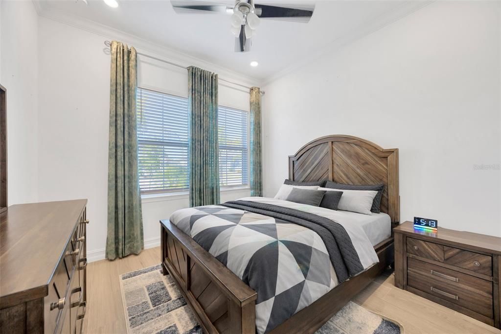 Activo con contrato: $989,000 (4 camas, 3 baños, 3292 Pies cuadrados)