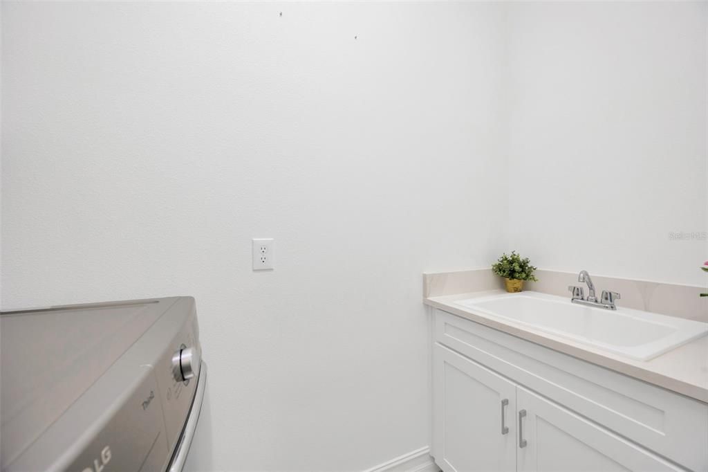 Activo con contrato: $989,000 (4 camas, 3 baños, 3292 Pies cuadrados)