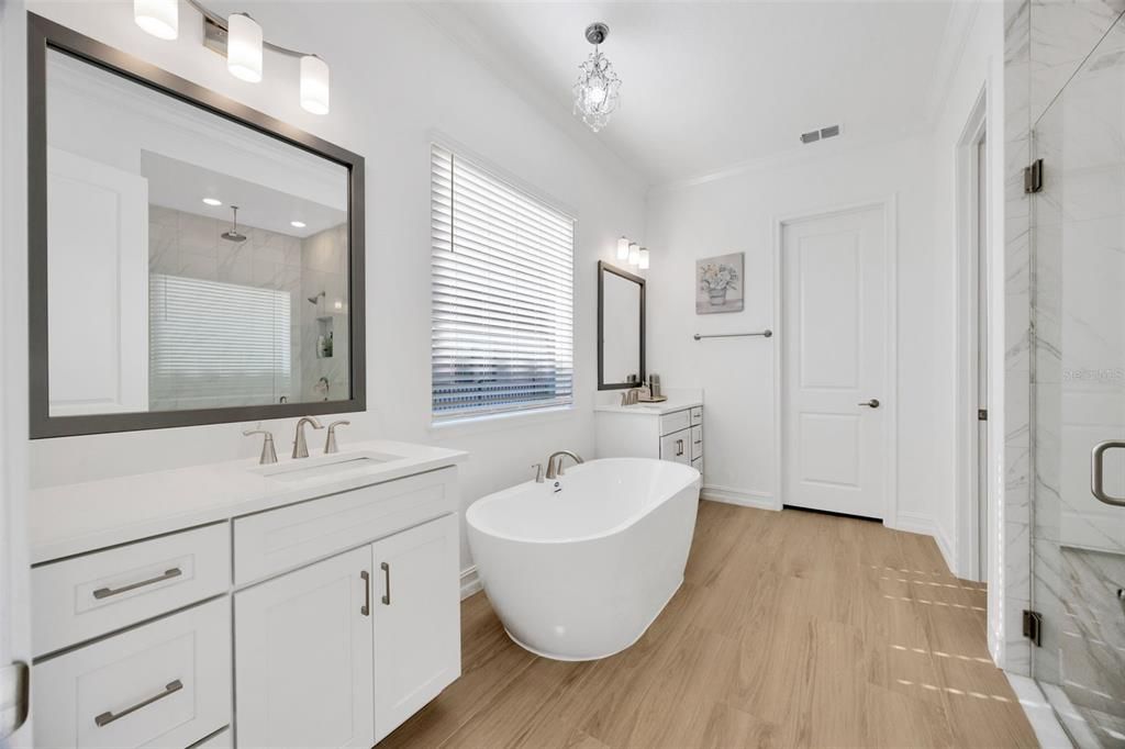 Activo con contrato: $989,000 (4 camas, 3 baños, 3292 Pies cuadrados)
