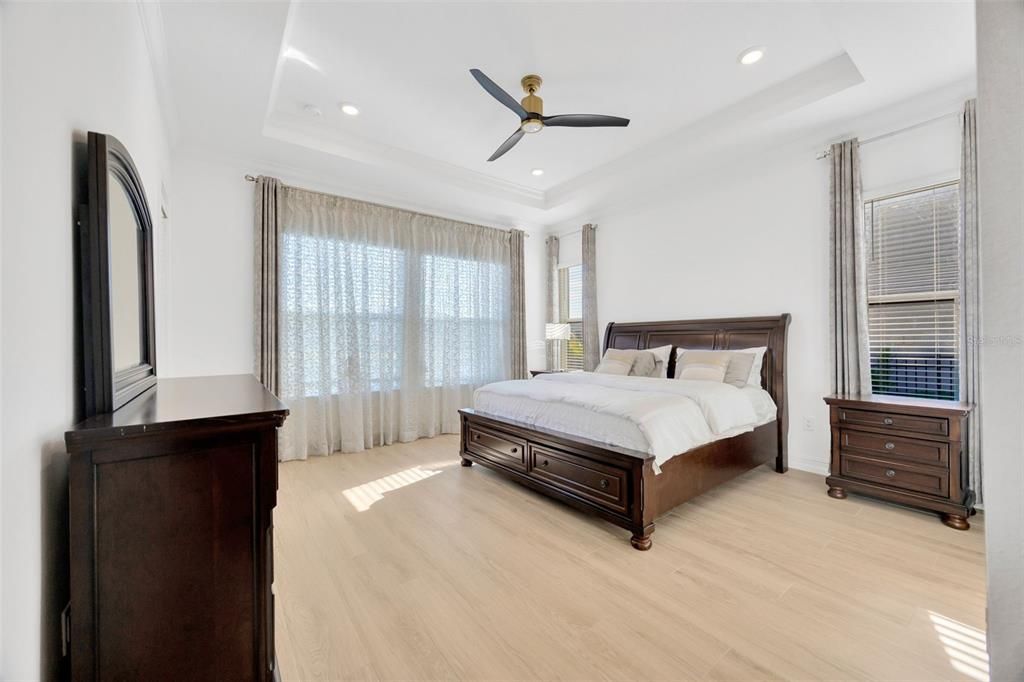 Activo con contrato: $989,000 (4 camas, 3 baños, 3292 Pies cuadrados)