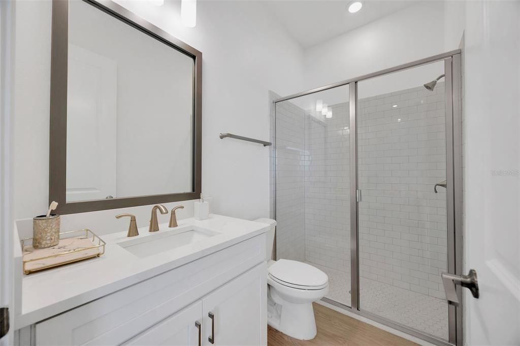Activo con contrato: $989,000 (4 camas, 3 baños, 3292 Pies cuadrados)