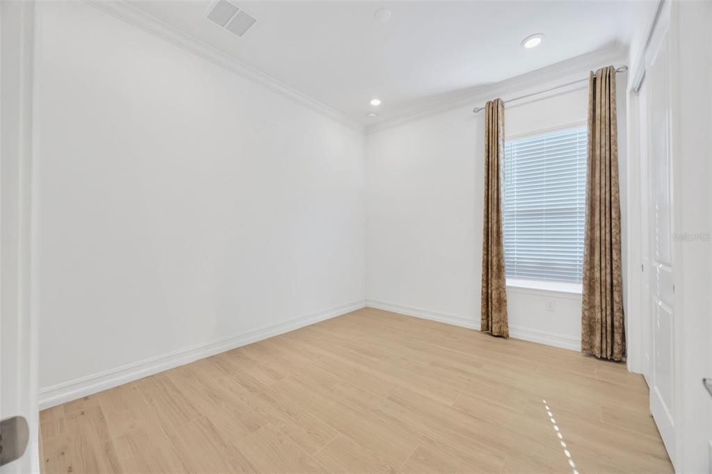 Activo con contrato: $989,000 (4 camas, 3 baños, 3292 Pies cuadrados)