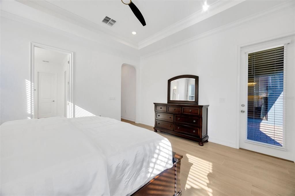 Activo con contrato: $989,000 (4 camas, 3 baños, 3292 Pies cuadrados)