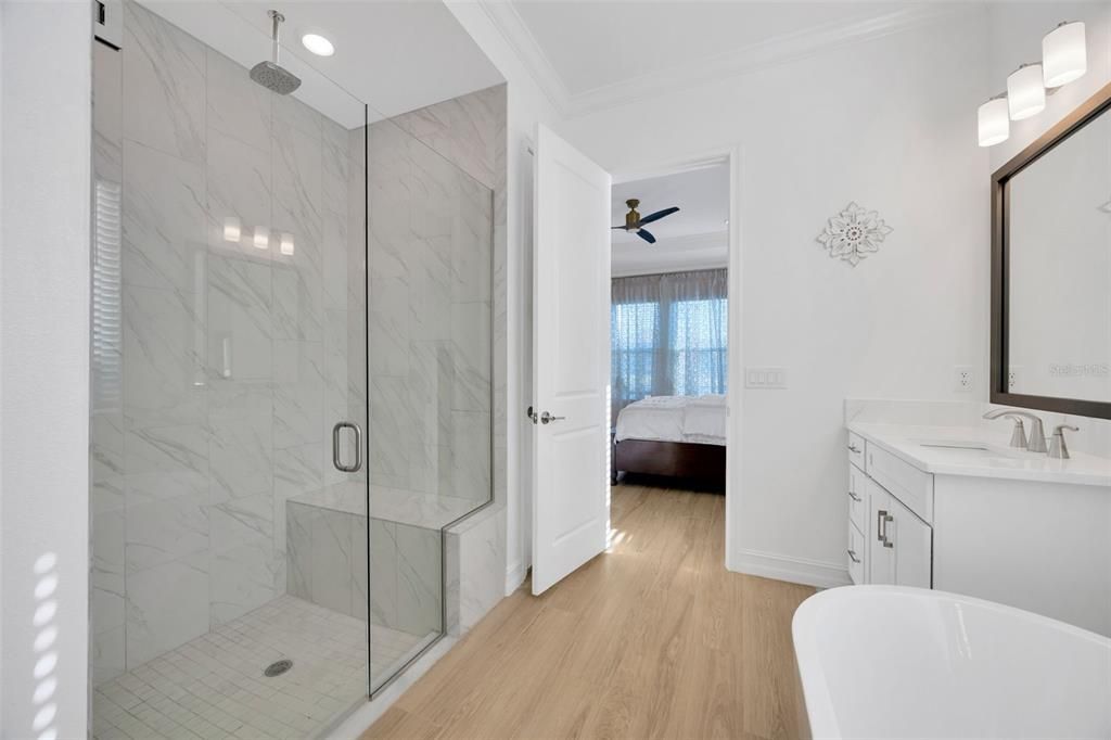 Activo con contrato: $989,000 (4 camas, 3 baños, 3292 Pies cuadrados)