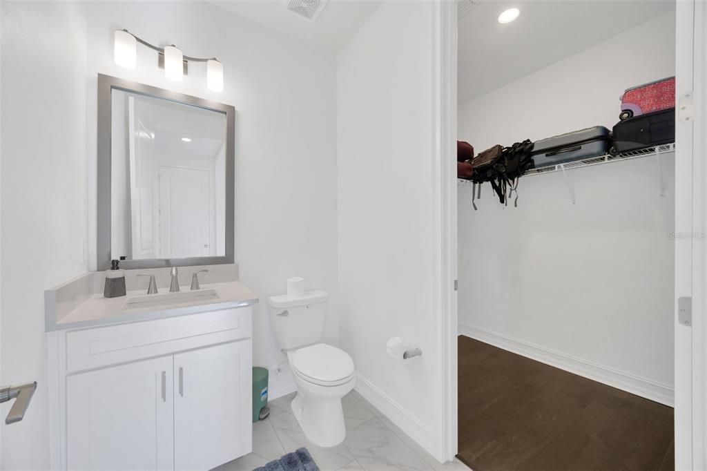 Activo con contrato: $989,000 (4 camas, 3 baños, 3292 Pies cuadrados)