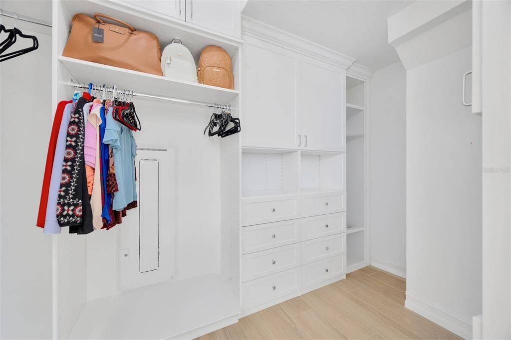 Activo con contrato: $989,000 (4 camas, 3 baños, 3292 Pies cuadrados)
