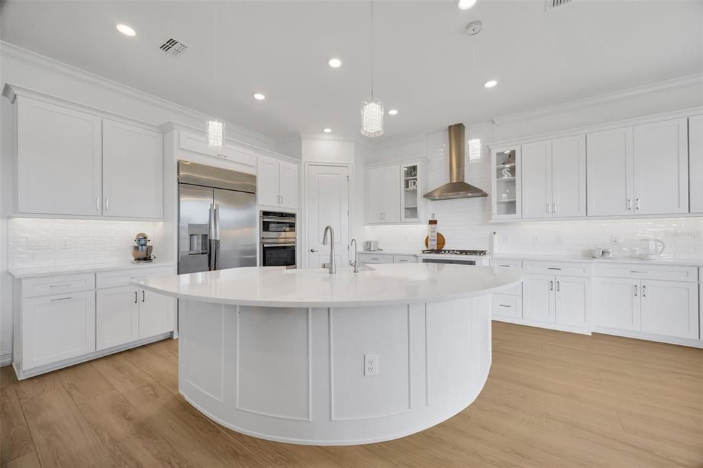 Activo con contrato: $989,000 (4 camas, 3 baños, 3292 Pies cuadrados)