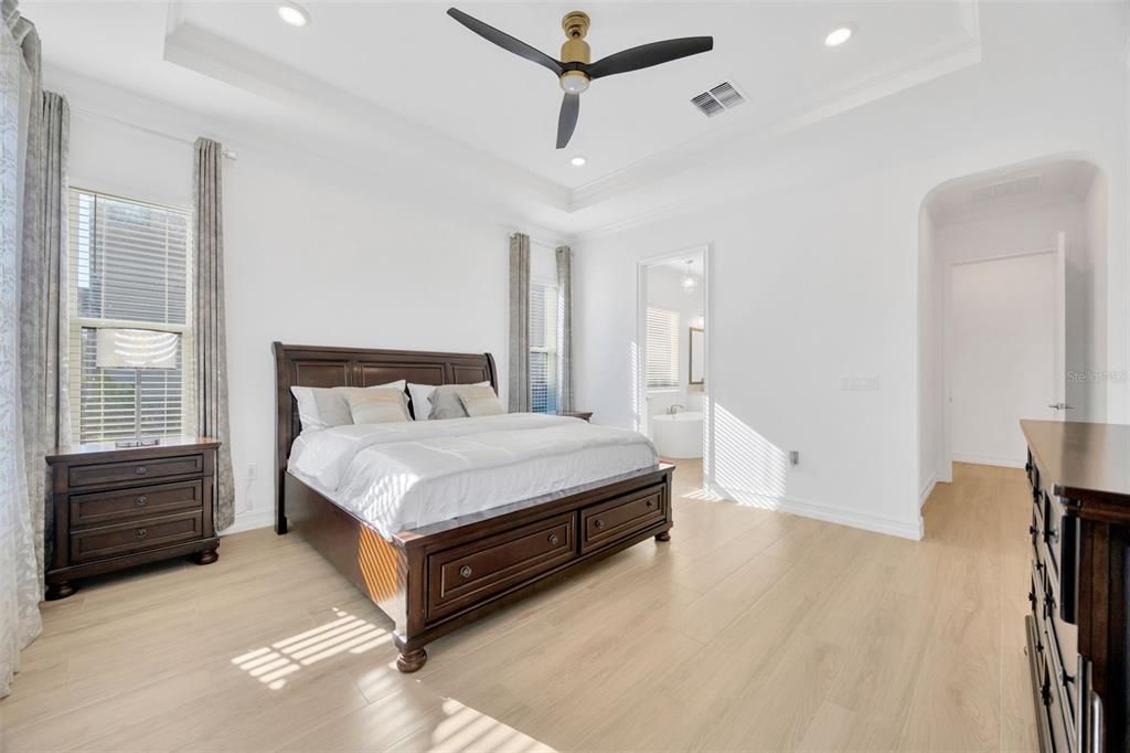 Activo con contrato: $989,000 (4 camas, 3 baños, 3292 Pies cuadrados)