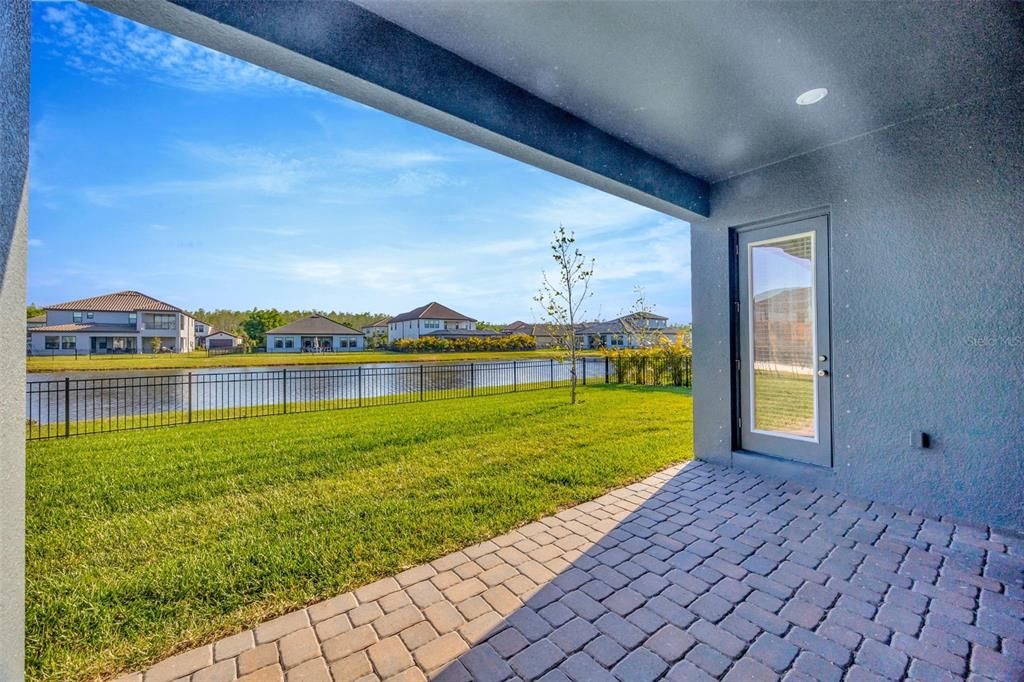 Activo con contrato: $989,000 (4 camas, 3 baños, 3292 Pies cuadrados)