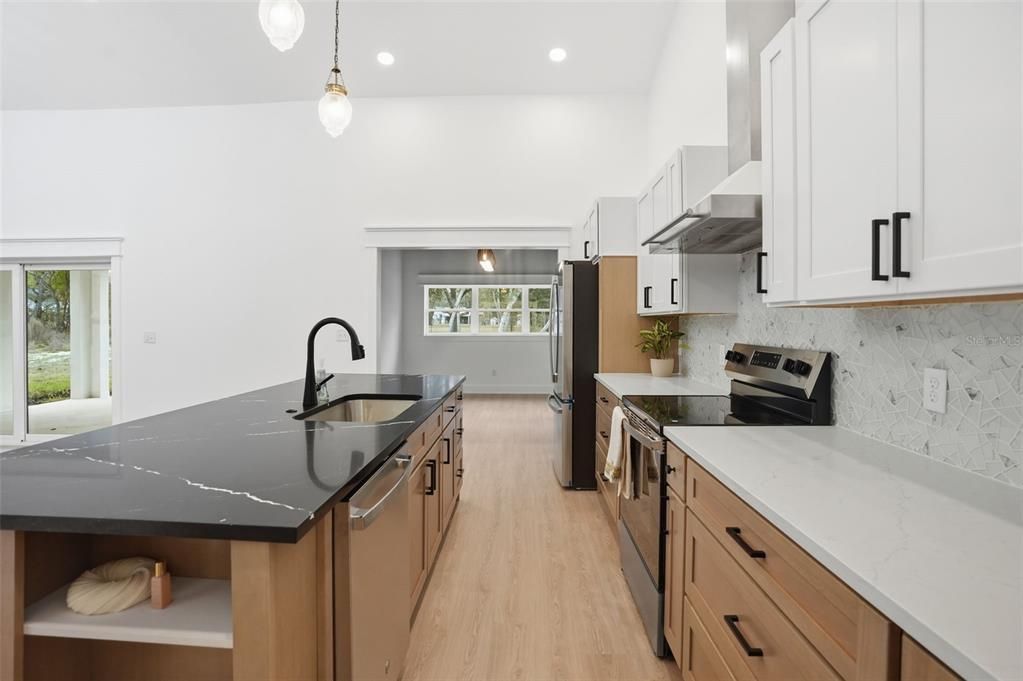 En Venta: $549,900 (3 camas, 2 baños, 2346 Pies cuadrados)