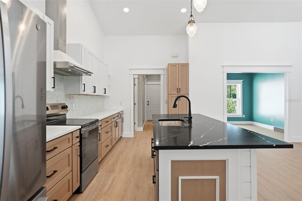 En Venta: $549,900 (3 camas, 2 baños, 2346 Pies cuadrados)