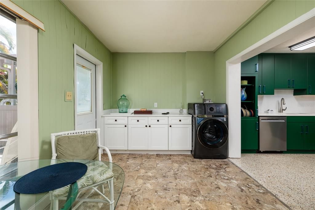 For Sale: $135,000 (2 beds, 1 baths, 875 Square Feet)