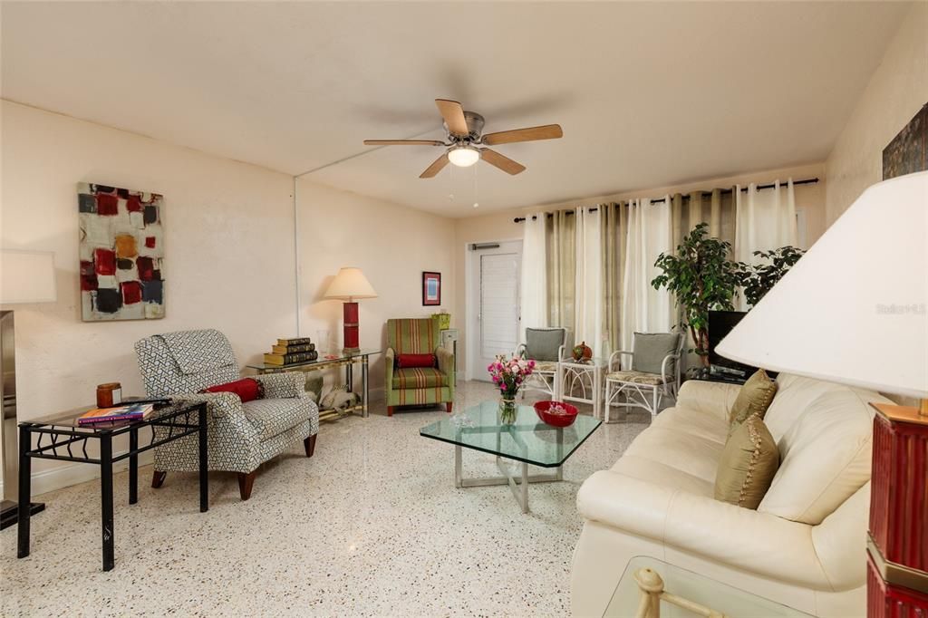 For Sale: $135,000 (2 beds, 1 baths, 875 Square Feet)