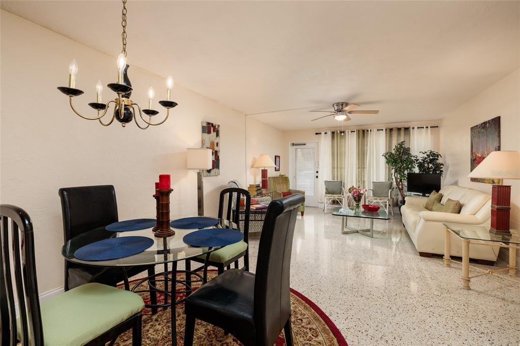 For Sale: $135,000 (2 beds, 1 baths, 875 Square Feet)