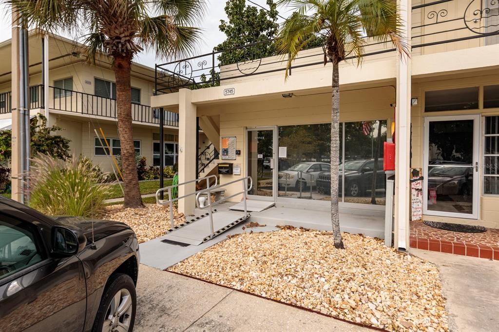 For Sale: $135,000 (2 beds, 1 baths, 875 Square Feet)
