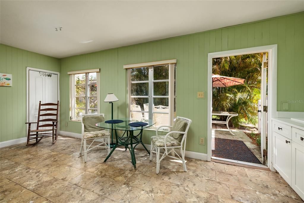 For Sale: $135,000 (2 beds, 1 baths, 875 Square Feet)