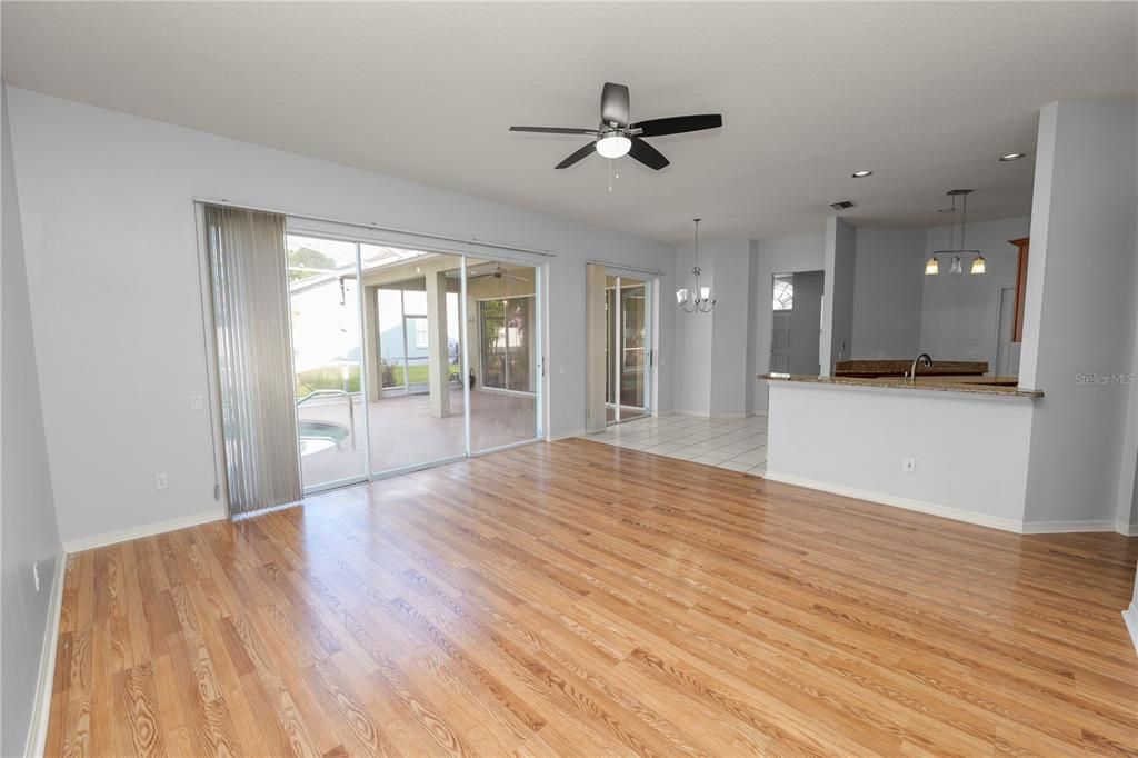 Activo con contrato: $399,900 (4 camas, 3 baños, 2279 Pies cuadrados)