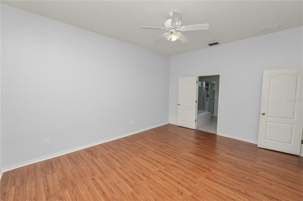 Activo con contrato: $399,900 (4 camas, 3 baños, 2279 Pies cuadrados)