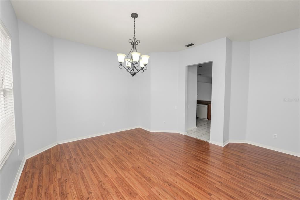 Activo con contrato: $399,900 (4 camas, 3 baños, 2279 Pies cuadrados)
