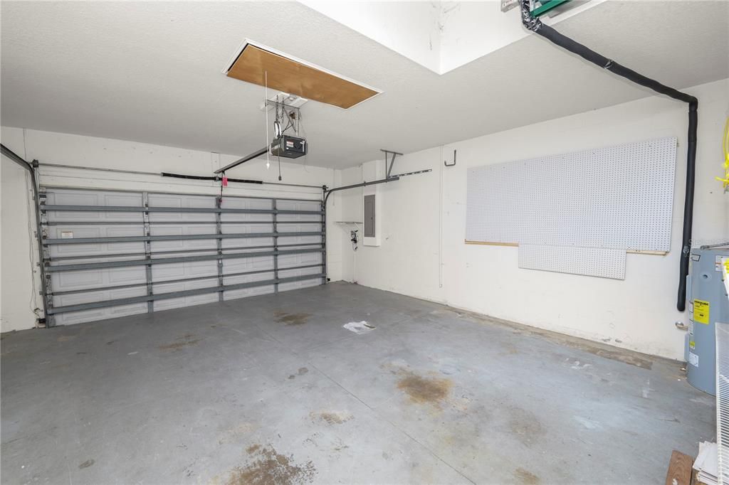 Activo con contrato: $399,900 (4 camas, 3 baños, 2279 Pies cuadrados)
