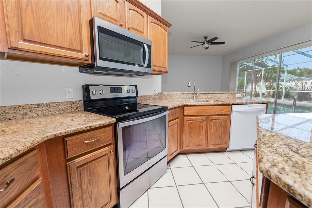 Activo con contrato: $399,900 (4 camas, 3 baños, 2279 Pies cuadrados)