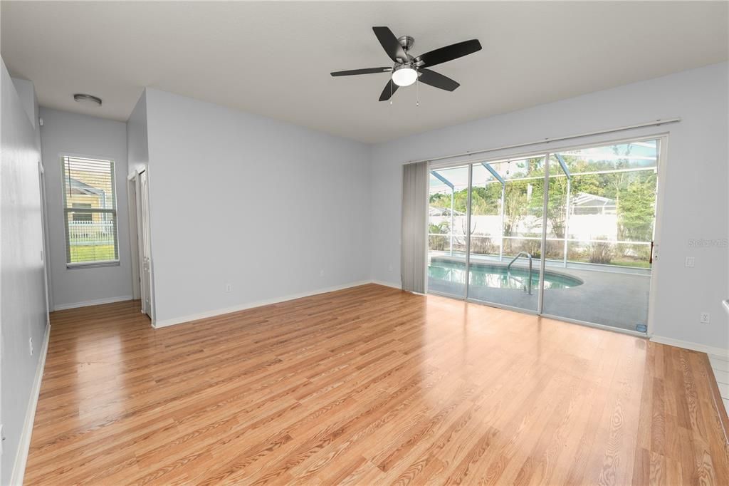 Activo con contrato: $399,900 (4 camas, 3 baños, 2279 Pies cuadrados)