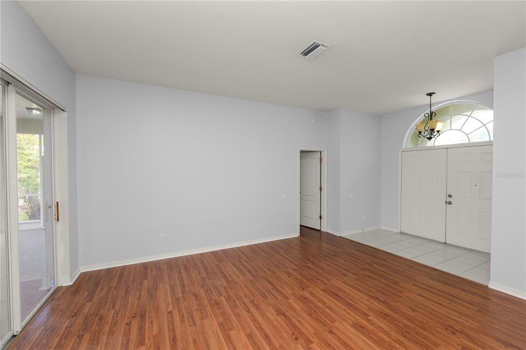 Activo con contrato: $399,900 (4 camas, 3 baños, 2279 Pies cuadrados)