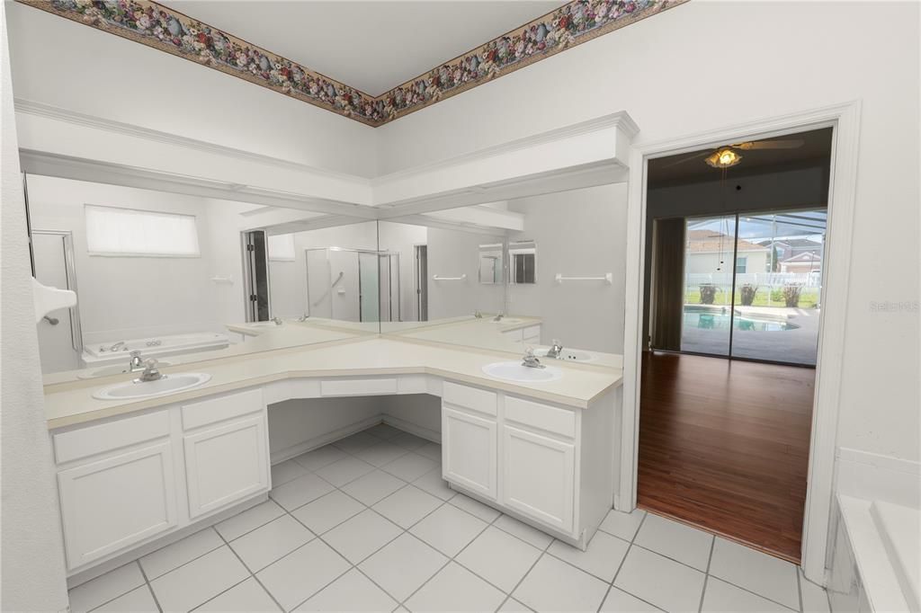 Activo con contrato: $399,900 (4 camas, 3 baños, 2279 Pies cuadrados)