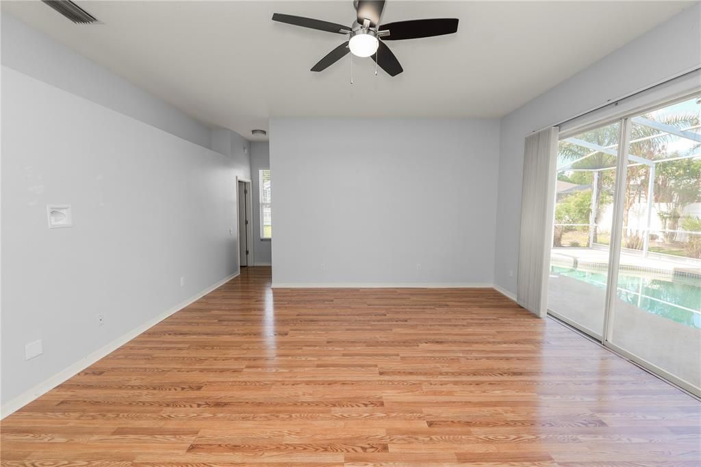 Activo con contrato: $399,900 (4 camas, 3 baños, 2279 Pies cuadrados)