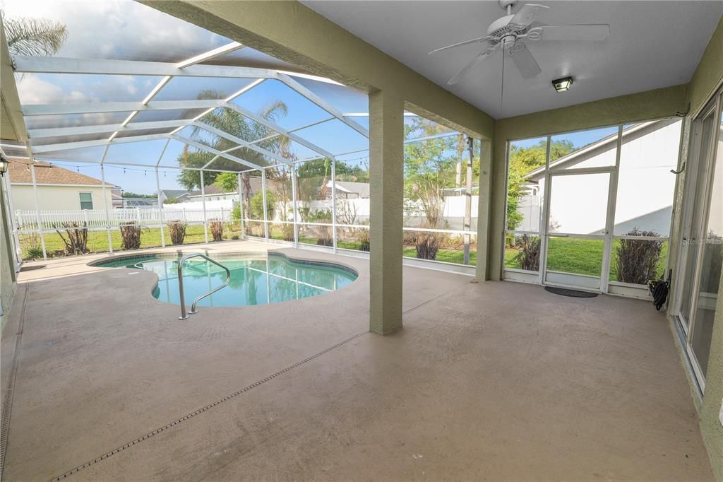 Activo con contrato: $399,900 (4 camas, 3 baños, 2279 Pies cuadrados)