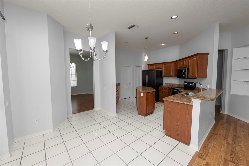 Activo con contrato: $399,900 (4 camas, 3 baños, 2279 Pies cuadrados)