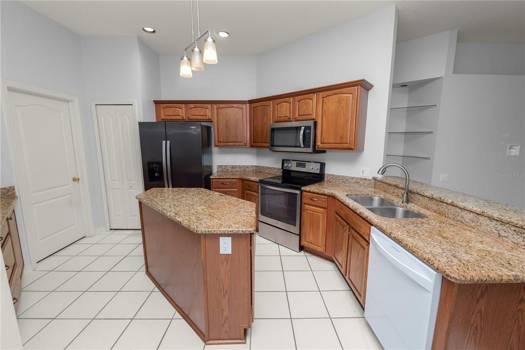 Activo con contrato: $399,900 (4 camas, 3 baños, 2279 Pies cuadrados)