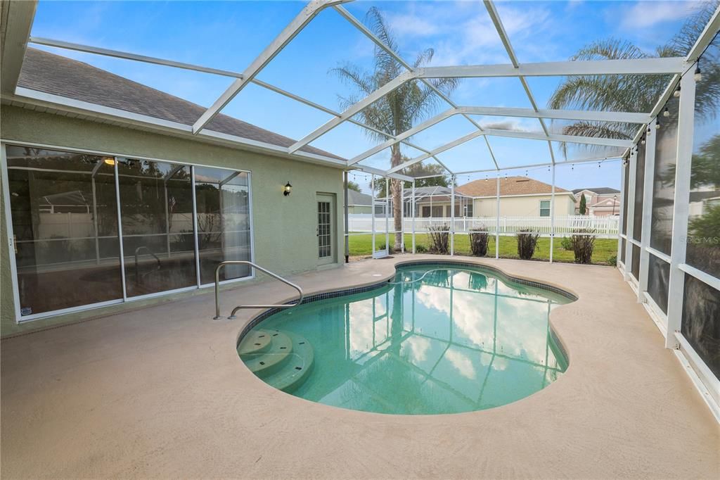 Activo con contrato: $399,900 (4 camas, 3 baños, 2279 Pies cuadrados)