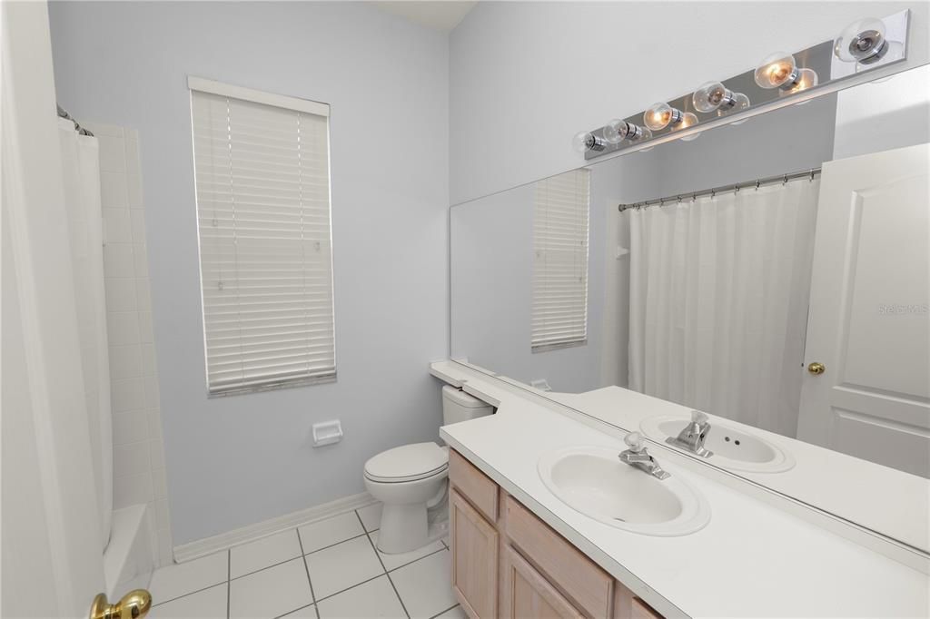 Activo con contrato: $399,900 (4 camas, 3 baños, 2279 Pies cuadrados)
