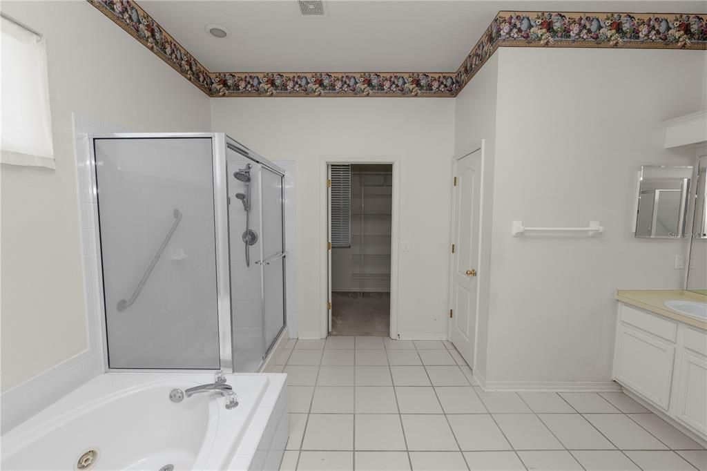 Activo con contrato: $399,900 (4 camas, 3 baños, 2279 Pies cuadrados)