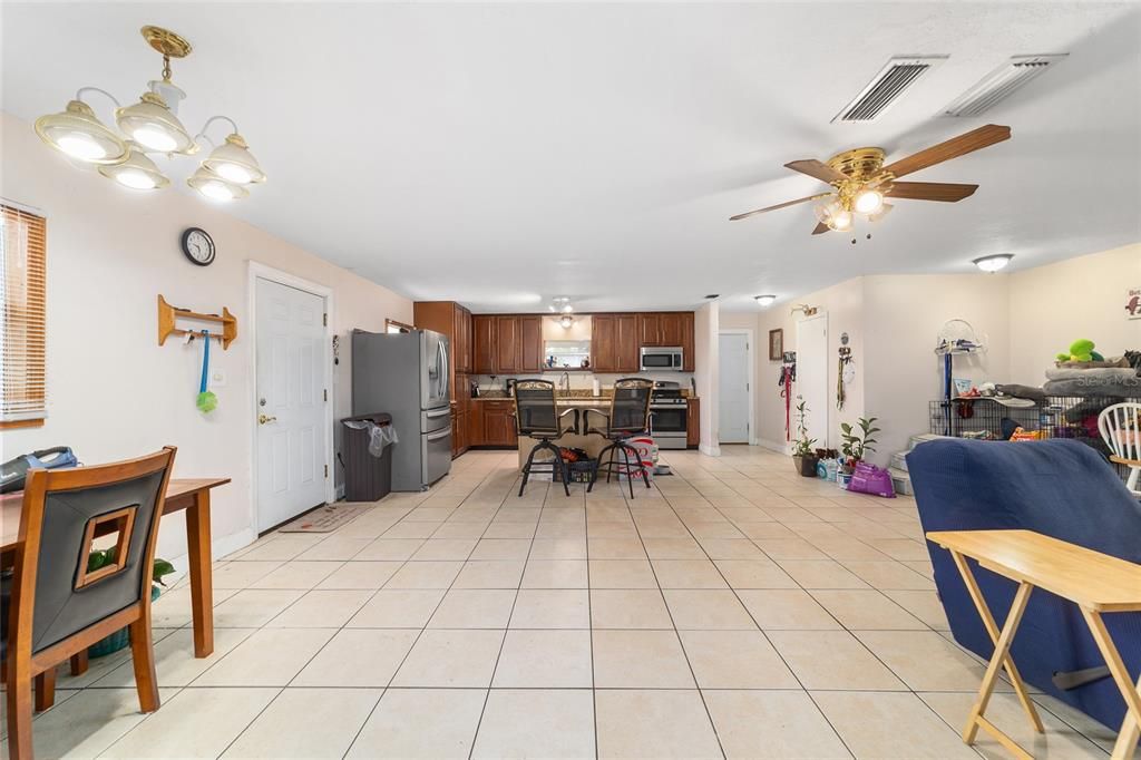 Activo con contrato: $349,000 (3 camas, 2 baños, 1684 Pies cuadrados)