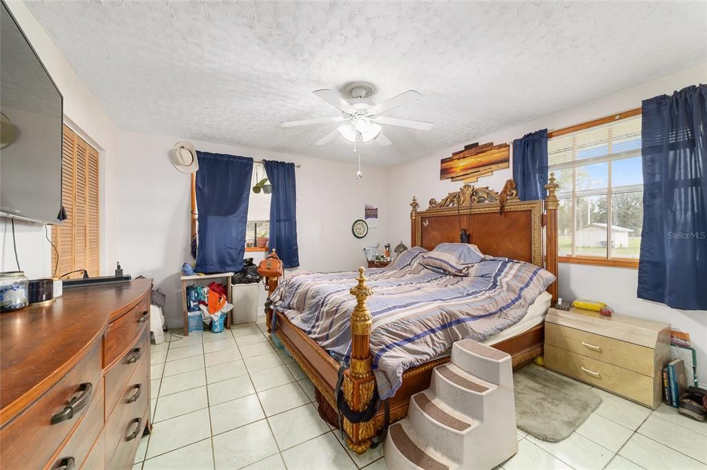 Activo con contrato: $349,000 (3 camas, 2 baños, 1684 Pies cuadrados)