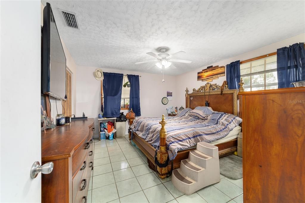 Activo con contrato: $349,000 (3 camas, 2 baños, 1684 Pies cuadrados)