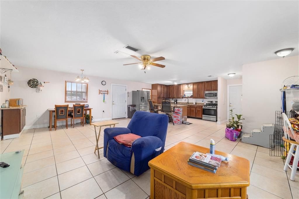 Activo con contrato: $349,000 (3 camas, 2 baños, 1684 Pies cuadrados)