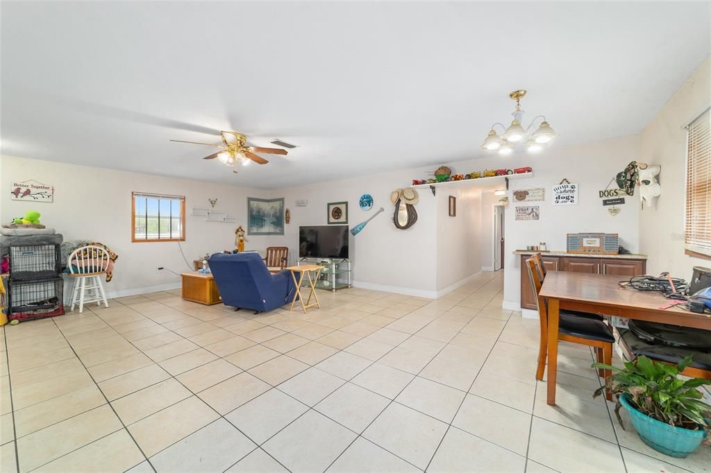 Activo con contrato: $349,000 (3 camas, 2 baños, 1684 Pies cuadrados)