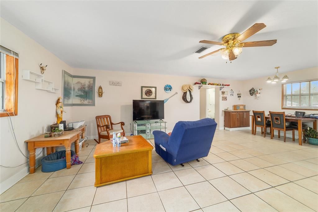 Activo con contrato: $349,000 (3 camas, 2 baños, 1684 Pies cuadrados)