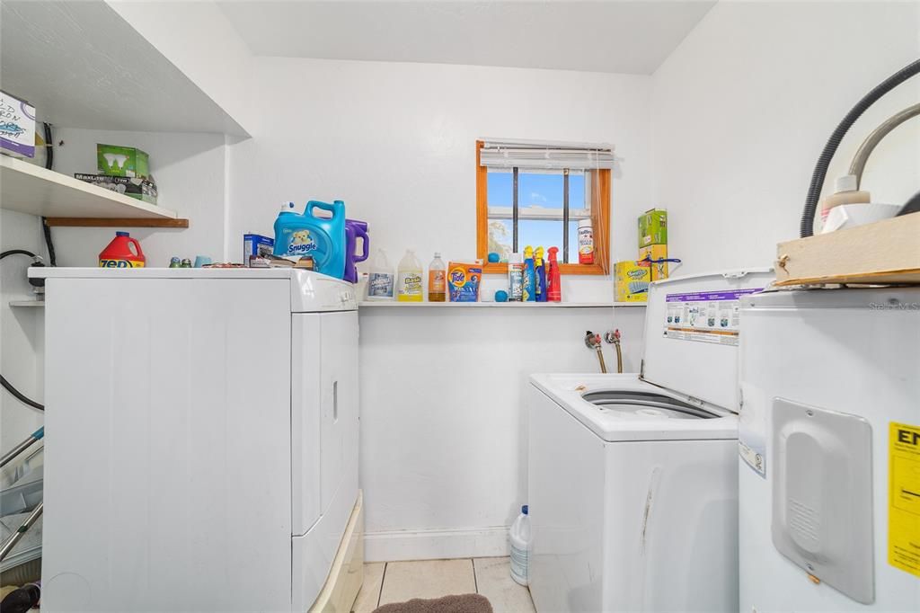Activo con contrato: $349,000 (3 camas, 2 baños, 1684 Pies cuadrados)