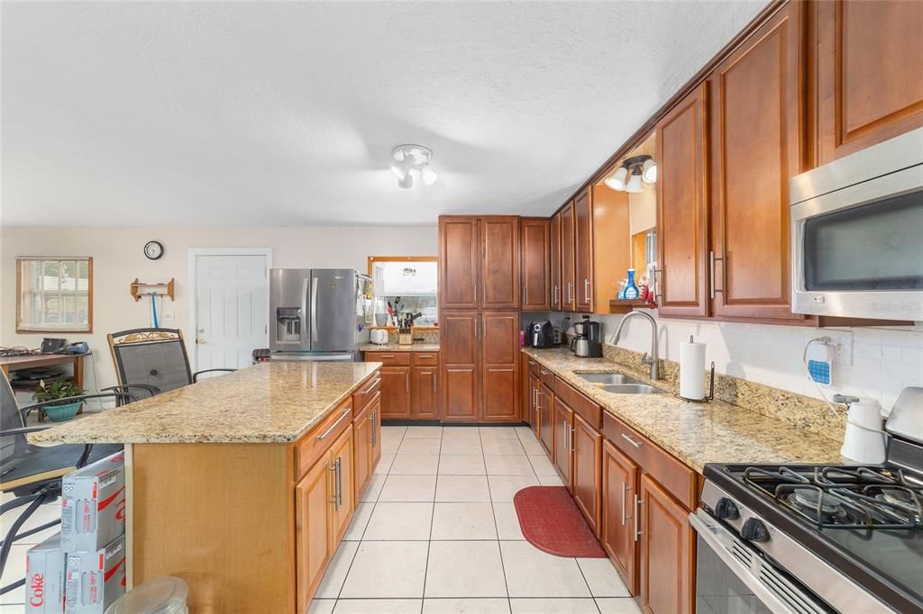 Activo con contrato: $349,000 (3 camas, 2 baños, 1684 Pies cuadrados)