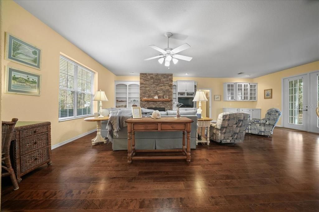 En Venta: $799,000 (3 camas, 2 baños, 2345 Pies cuadrados)