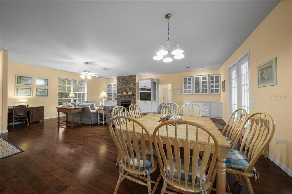 En Venta: $799,000 (3 camas, 2 baños, 2345 Pies cuadrados)