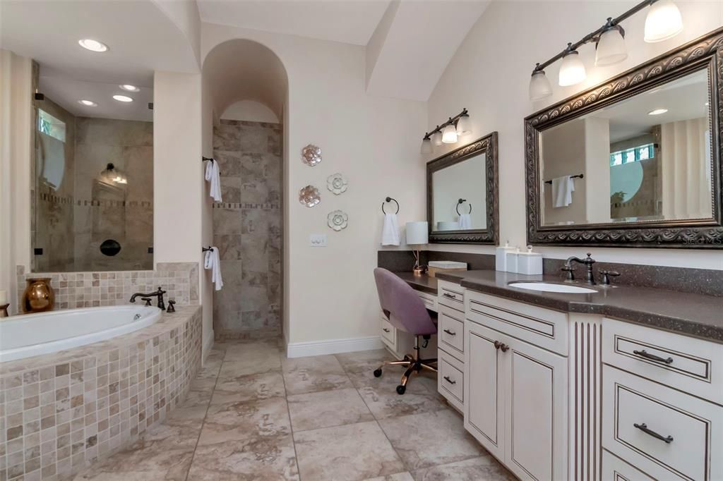Activo con contrato: $799,000 (5 camas, 4 baños, 3144 Pies cuadrados)