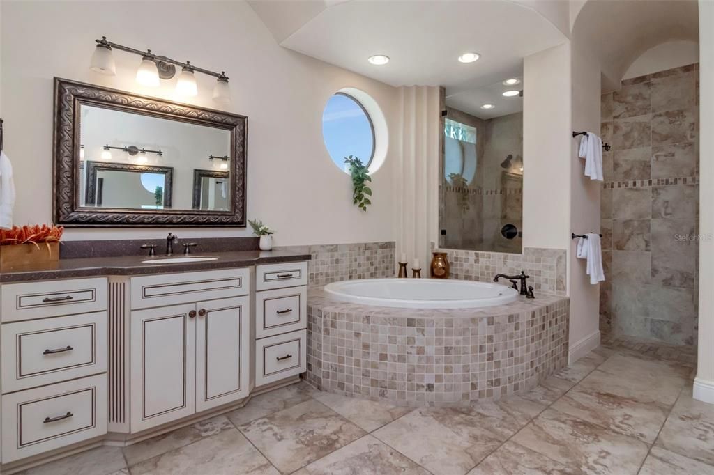Activo con contrato: $799,000 (5 camas, 4 baños, 3144 Pies cuadrados)